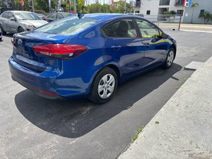 Kia Forte LX SUV 2024, Automática, Volante a la Izquierda, Interior Oscuro, Asientos de Cuero R15, Portaequipajes de Techo de Aleación de Aluminio - Product Image 4