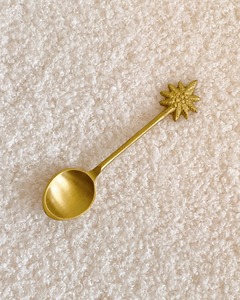 Cuillère à thé en laiton doré au design floral Ustensile élégant et élégant pour thé café salle à manger et décor de cuisine - Product Image 1