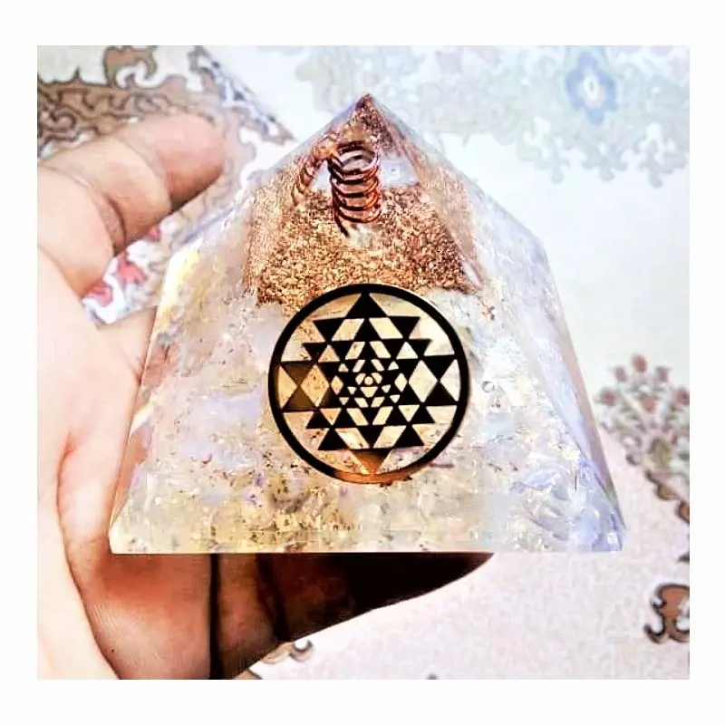 Số lượng lớn Bán buôn tinh thể thạch anh orgone kim tự tháp với shree yantra pha lê thủ công mỹ nghệ Reiki inspirational EMF bảo vệ nhựa kim tự tháp