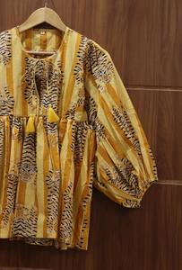 Minivestido con estampado de bloques de tigre Kyra con cierre de hilo con logotipo frontal de tela tejida con cuello profundo - Product Image 4