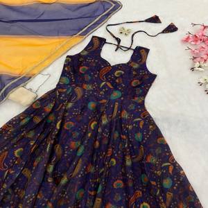 Vestido Anarkali de Seda Organza con Estampado Digital VASTRA COTTAGE, con Falda Amplia y Elegante Dupatta de Organza con Borde de Encaje, Ropa de Diseñador - Product Image 5