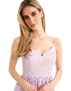 Magnifique robe une pièce en dentelle brodée, col en V, bretelles spaghetti ajustables, corsage ajusté, jupe mi-longue contrastante - Product Image 1