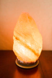 Lampe en sel rose de l'Himalaya sculptée à la main en gros dans un style amoureux avec base en bois artisanat pakistanais naturel lueur jaune - Product Image 2