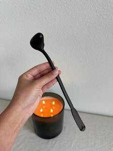 Étouffoir à bougie en fer durable pour un entretien professionnel des bougies, offrant une construction solide et une manipulation facile - Product Image 5