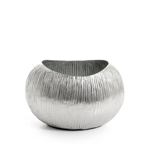 Florero de gran calidad a un precio razonable en aluminio plateado con fondo redondeado y en relieve - Product Image 6