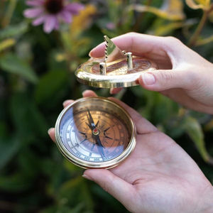 Brújula Náutica Clásica de Latón Macizo, Instrumento de Navegación de Bolsillo, Coleccionable para Capitán de Barco Marítimo o Marinero - Product Image 1