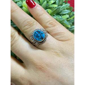 Bague en argent sterling avec turquoise Kingman taille 9, faite à la main par des artisans Navajo, sertie de pierres géométriques, bijoux fins - Product Image 2
