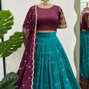 Hermosa ropa de boda Lehenga Choli con hilo y trabajo de secuencia - Product Image 1