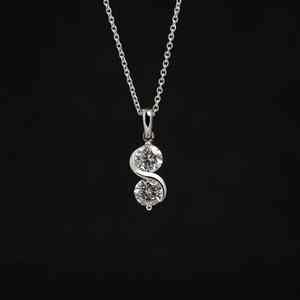 2.00CT Pendentif en diamant Moissanite à deux pierres rondes et taillées en brillant en argent sterling 925 Cadeau de bijoux significatif pour elle - Product Image 1