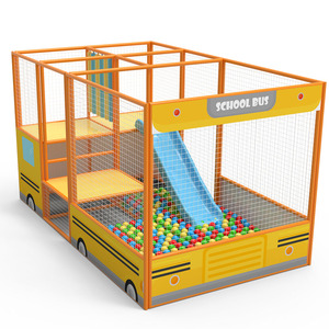 Structure de jeu souple en bois durable sur le thème du bus scolaire avec toboggan intégré et zone de piscine à balles pour enfants - Product Image 1
