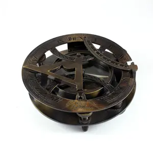 Brújula de reloj de sol de latón antiguo negro de viajero con caja de madera hecha a mano