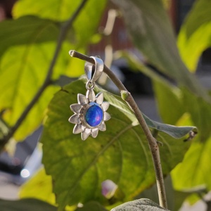 Colgante de girasol de Plata de Ley 925 con colgante de encanto de estilo religioso de ópalo azul para niños - Product Image 3