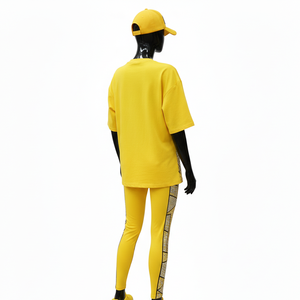 Ensemble sportswear femme : t-shirt ample en coton doux 200 GSM et legging en élasthanne jaune chenille avec logo personnalisé - Product Image 3