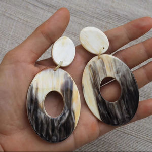 Boucles d'oreilles en corne naturelle polie, écologiques, faites à la main, artisanat indien, style animal élégant pour les événements du soir - Product Image 1