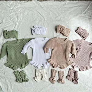 Ensemble de vêtements tricotés personnalisés pour bébés filles Ensemble de 3 pièces de body à volants avec bandeau et chaussons - Product Image 1