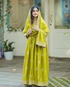Ensemble élégant de costume en soie crêpe longue pour femmes avec broderie exquise et Dupatta magnifiquement imprimé - Product Image 2