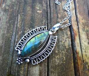 Pendentif en laiton plaqué or vintage HARI OM CREATIONS Labradroit Gem Malachite en forme de pyramide, enveloppé de fil, pierre de naissance, mariage, vente en gros - Product Image 6