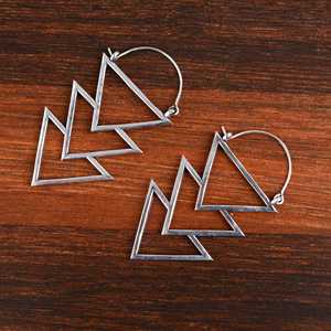 Boucles d'oreilles tendance 2024 en laiton géométrique pour femme, finition argent oxydé, style bohème superposé chevron, vente en gros/OEM/ODM - Product Image 3