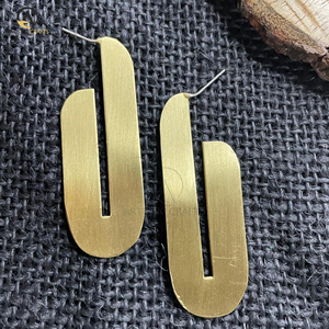 Boucles d'oreilles en métal à la mode pour femmes bijoux de créateur irréguliers de taille personnalisée avec des boîtes en bois élégantes - Product Image 2