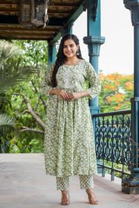 Nayra Kurti imprimé en coton de qualité supérieure beau pantalon imprimé en coton de travail brodé avec ensemble de pantalons longs Dupatta imprimés - Product Image 3