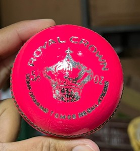 Pelotas de Cricket de Cuero Rosa de Alta Calidad de 5.5 oz, Marca JAWAS SPORTS, Tamaño y Logotipo Personalizables, Peso Oficial, Venta al por Mayor - Product Image 1