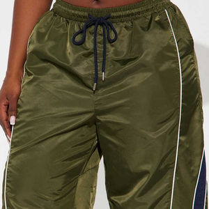 Pantalones Deportivos Unisex de Nailon con Logotipo Personalizado, Franja Curva, Corte Regular, Pantalones Cortavientos de Moda, Pantalones de Nailon de Pierna Ancha de Talla Grande - Product Image 3