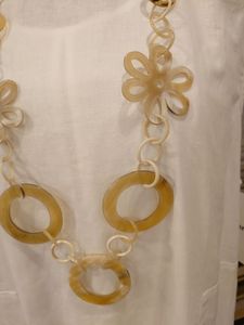 El mejor regalo de boda romántico, collar con colgante de perla de cuerno de búfalo hecho a mano con patrón de forma de niña para amantes y mujeres - Product Image 3