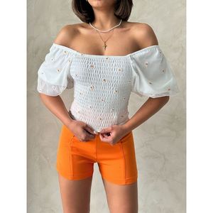 Blusa de Chifón con Estampado de Crema y Detalles Fruncidos Topshow para Mujer - Elegante Blusa de Moda al por Mayor para Dama con Detalles de Gipe - Product Image 4