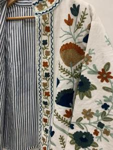 Chaqueta corta bordada Suzani de terciopelo blanco bohemio con bordado indio, chaqueta de bombardero Floral Suzani para mujer - Product Image 6