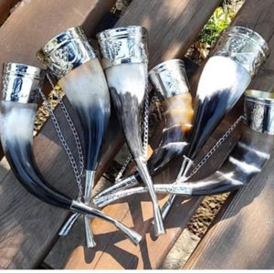 Cuernos para Beber Vikingos con Soporte, Hechos de Cuernos de Búfalo de la India - Product Image 1