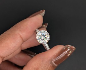 Bague de fiançailles en or blanc 14 carats massif pour femme, sertie d'un diamant de laboratoire de 1,50 ct, avec halo caché, certifiée IGI, bijoux de luxe - Product Image 5