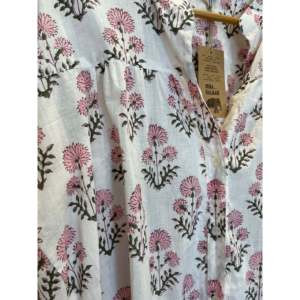 Blusa Floral de Lujo CHLOE para Mujer, Estampado Floral Pintado a Mano, 100% Lino, Disponible en Talla XL, Corta, para Primavera, Oficina, Fiesta - Product Image 3