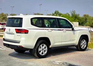 Toyota Land Cruiser GXR 3.5L propre, modèle 2026, avec moteur V6 biturbo de 3.5L produisant 409 chevaux et 650 Nm de couple - Product Image 3