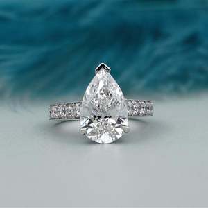 แหวนเพชรทรงลูกแพร์ ผลิตในห้องปฏิบัติการ รับรองโดย IGI พร้อมวงแหวนแบบ Pave Band - Product Image 1