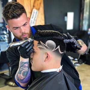 Tondeuse à barbe sans fil/sans cordon Slimline Pro avec lame en T en acier inoxydable, lame à écartement zéro, finition chromée, étanche IPX7, alimentation USB au lithium-ion - Product Image 4