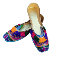 Vente chaude Produit Khussa Chaussures pour Femmes Intérieur Plat Léger Couleurs Mixtes Pakistanais Punjabi Femme À La Main Khussa Chaussures