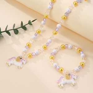 2 個キッズユニコーンペンダントネックレスブレスレットセットカラフルなアクリルビーズ DIY ジュエリーパーティー記念品ドレスアップジュエリー - Product Image 3