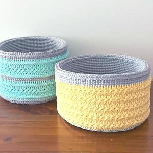Panier de rangement en macramé coloré, organisateur artisanal lumineux, utilisation polyvalente pour la décoration de la maison, les jouets, les essentiels et les cadeaux en provenance d'Inde - Product Image 1