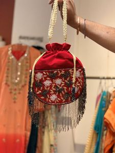 Nuevo Bolso de Mano de Seda Pesada con Bordado Personalizado en Color 2024, Adornado con Cuentas de Cristal, Piedras, Perlas, Forma de Cubo, Atiya Libas - Product Image 2