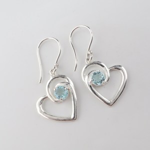 Boucles d'oreilles clous en topaze bleu ciel, argent sterling 925 plaqué or, bijoux faits à la main, pierre de naissance de décembre, élégantes pour femmes - Product Image 5