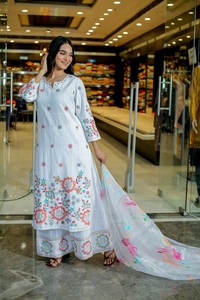 Sharara en coton pur de qualité supérieure, orné de broderies magnifiques, avec des paillettes lourdes bicolores, col en V, manches longues, lavable en machine. - Product Image 2