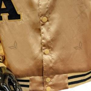 แจ็คเก็ตวาร์ซิตี้ผ้าซาตินแบบกำหนดเอง Alph@ รุ่น Winter ปิดด้วยกระดุม ปักตัวอักษรกรีก แขนเสื้อและชายเสื้อแบบริบตัดกัน ด้านหน้าแบบกลับด้านได้ - Product Image 6