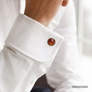 Une paire de boutons de manchette plaqués or 18 carats pour hommes avec pierres précieuses en agate rouge facettées Fengshui (MSDADOG005) de la collection Tinh Vu - Product Image 4