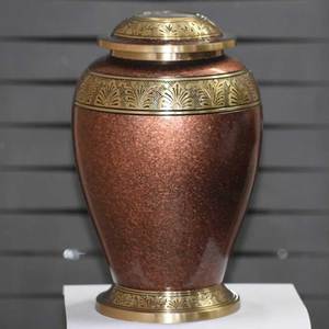 Urna de cremación de metal hecha a mano de primera calidad para cenizas humanas, suministro funerario, fabricante indio - Product Image 2
