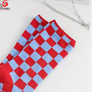 Chaussettes décontractées pour femmes en gros, chaussettes en coton respirantes antibactériennes à séchage rapide de haute qualité avec logo sur le corps - Product Image 4