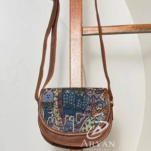 Bolso bandolera pequeño de estilo Vintage con ribete de cuero genuino 100% y solapa de tapiz artístico, bolso de hombro informal hecho a mano para mujer - Product Image 1