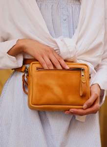 กระเป๋าพาดลำตัวหนังแท้สำหรับผู้หญิงสไตล์ตะวันตกอุปกรณ์ตกแต่งลายดอกไม้สลักโลโก้ตามสั่งสำหรับงานแต่งงาน - Product Image 4