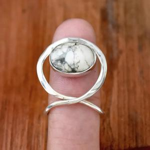 แหวนครบรอบดีไซน์แบบเกลียวทำด้วยมือเงินสเตอร์ลิง925อัญมณีสีขาวฮาวไลท์สัญลักษณ์คริสเตียนของขวัญสำหรับเธอ - Product Image 1