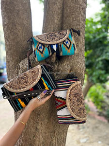 Bolso de mano de cuero con herramientas aztecas hecho a mano, elegante manta de sillín para mujer, carteras de cuero, bolso de mano de cuero con herramientas de alta calidad - Product Image 3