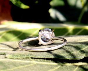 Anillo de Compromiso de Plata 925 Hecho a Mano con Moissanita y Gema de Corte Redondo, Estilo Cristiano, Certificado por Terceros, Joyería Fina - Product Image 3